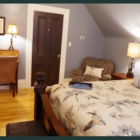 Quartermain House Bed & Breakfast Фредеріктон Екстер'єр фото