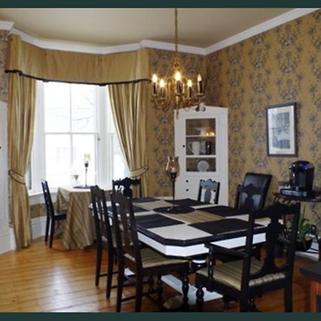 Quartermain House Bed & Breakfast Фредеріктон Екстер'єр фото