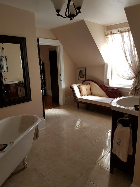 Quartermain House Bed & Breakfast Фредеріктон Екстер'єр фото